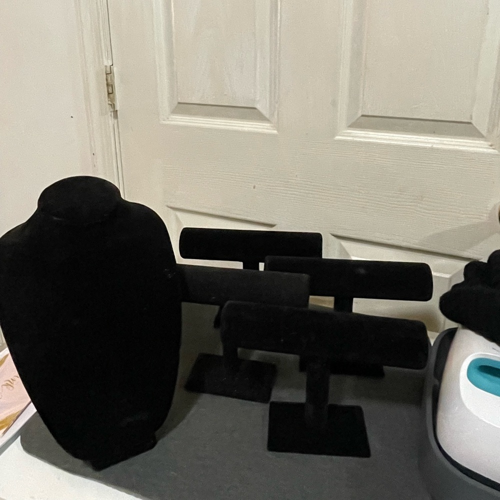 Black necklace and jewelry holder set